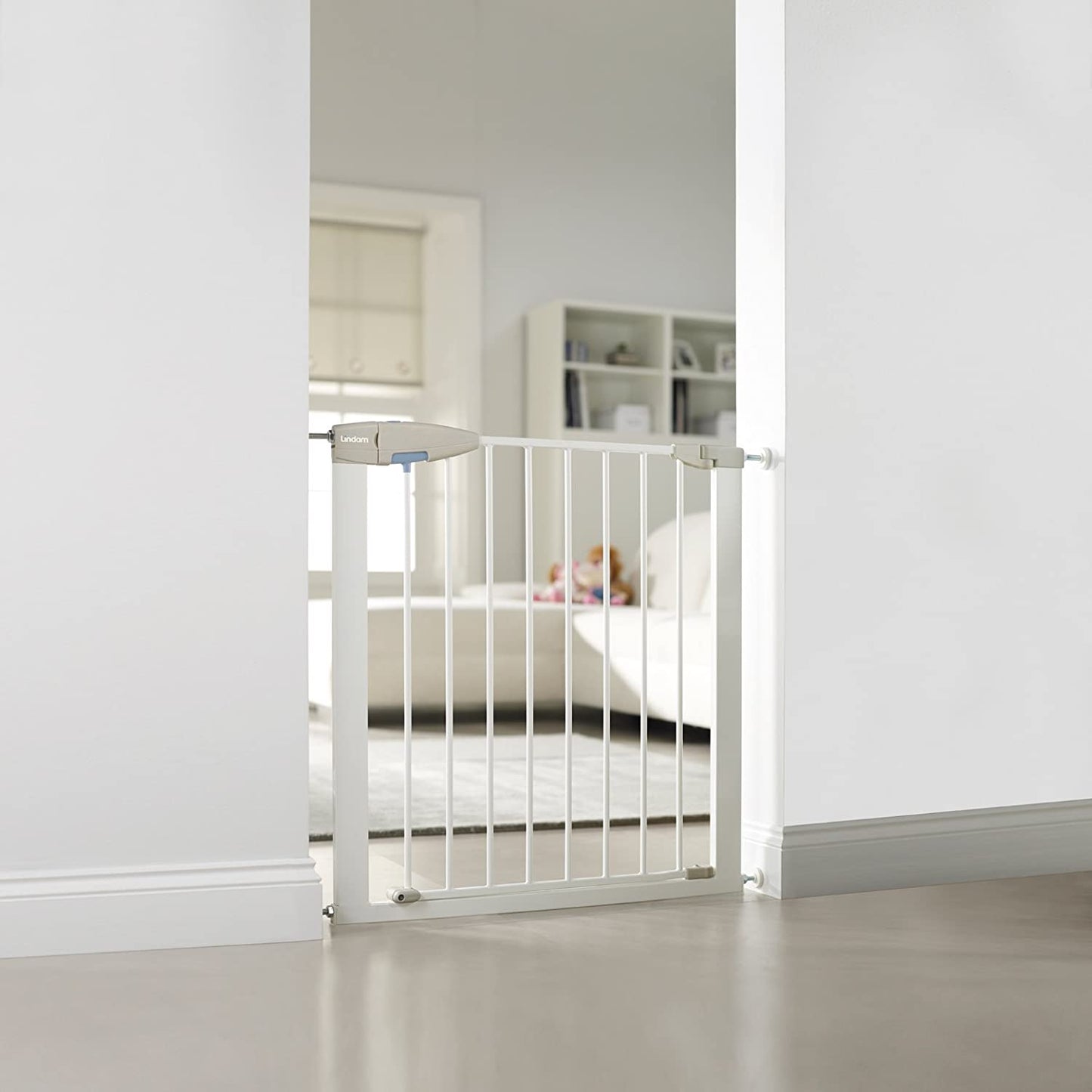 Award-winning Lindam White Sure Shut Pressure Fit Stair Gate | Baby Gate | Extendable Safety Gate (75-82cm)